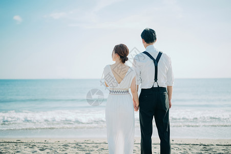 海边的新婚夫妻背影图片