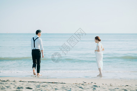 海边玩耍的新婚夫妻图片