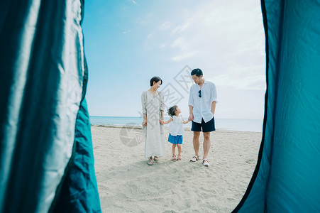 海边度假旅游的一家三口图片