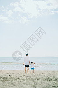 海滩上手牵手的父女背影图片