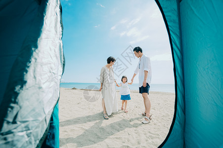 暑假到了一起到海边度假的一家人背景