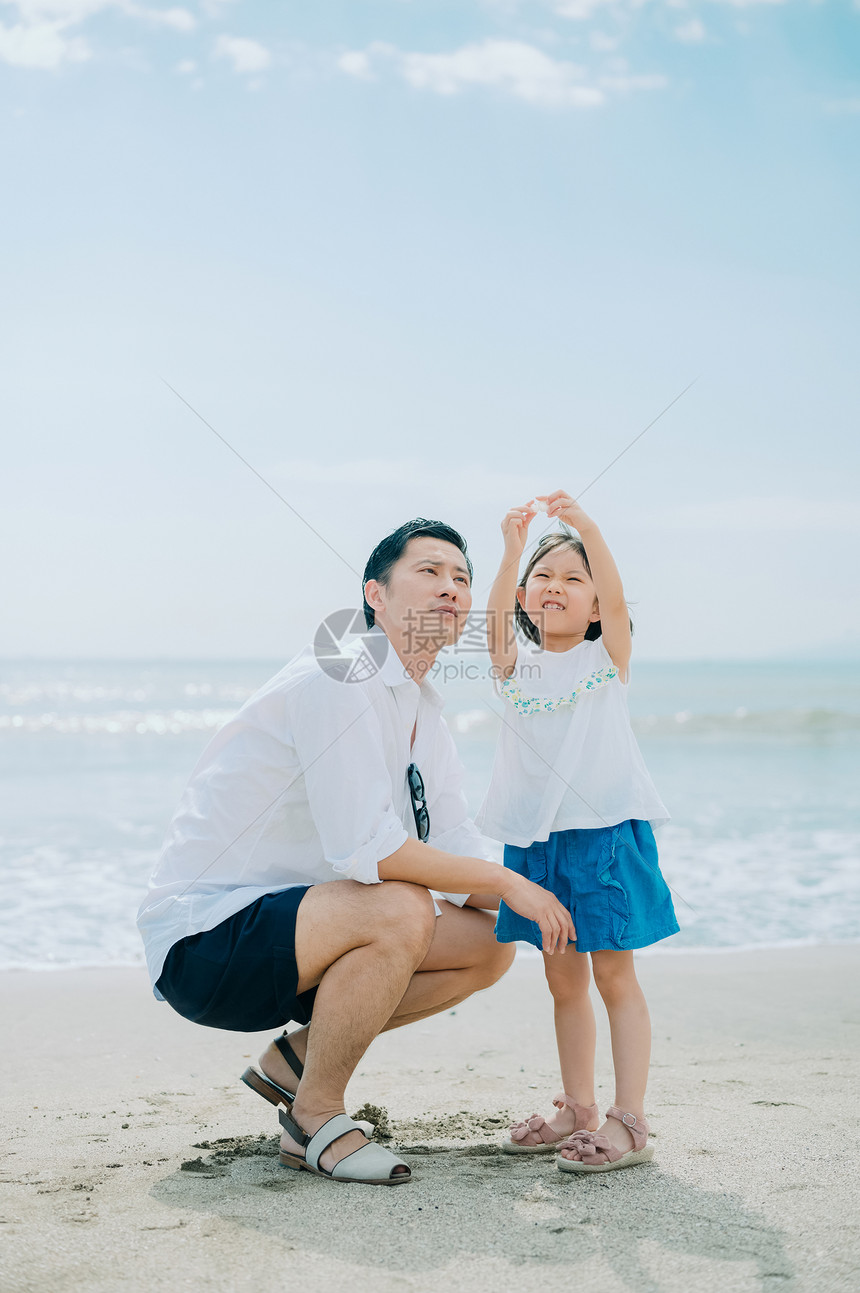 在海边玩耍的父女图片