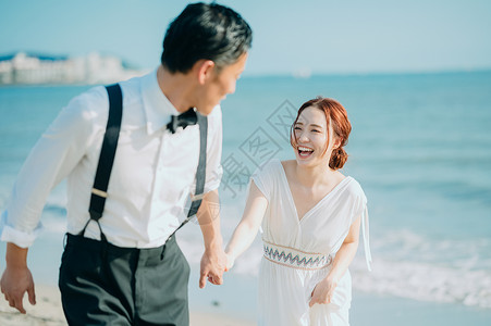 海边拍婚纱照的一对新人图片