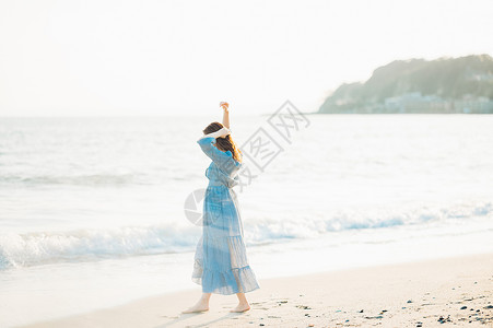 赤足海边漫步的青年女子背影背景