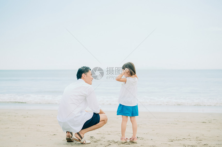 海滩上的父女背影图片