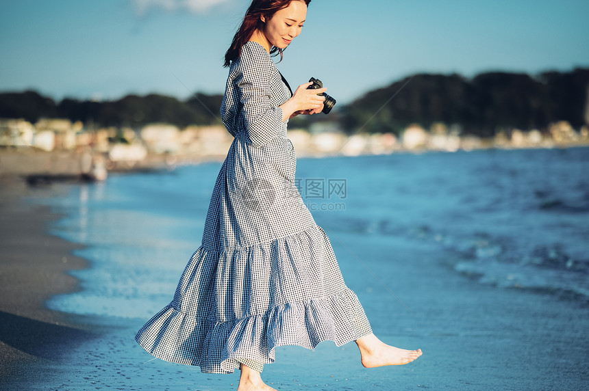美女青年在海边放松自己图片