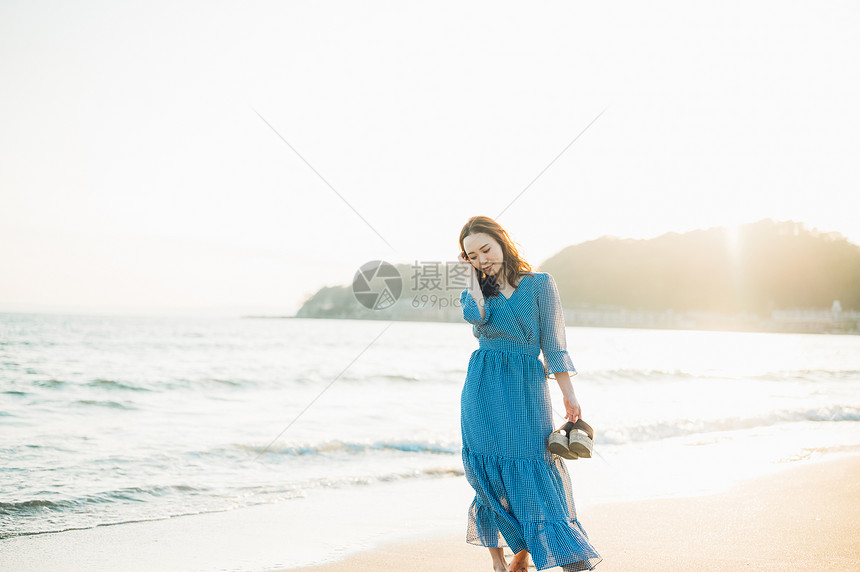 美女青年在海边放松自己图片