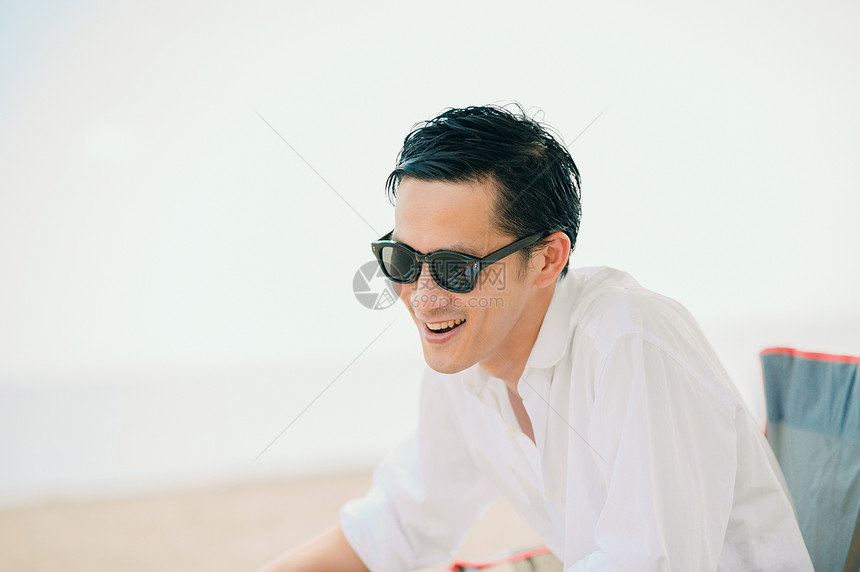 在海滩度假工作的男人图片