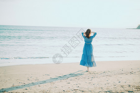 写上去年轻美女海边旅行背影背景