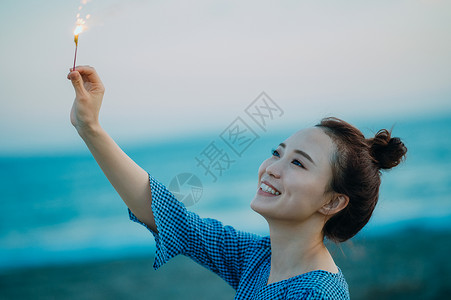 女朋友旅游乐在其中海上烟花图片