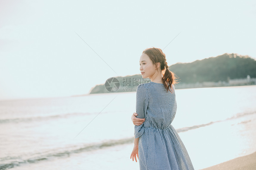 旅途海滩晴朗一个女人在海里图片