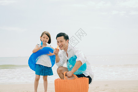 享受自我小孩留白享受海水浴的家庭背景