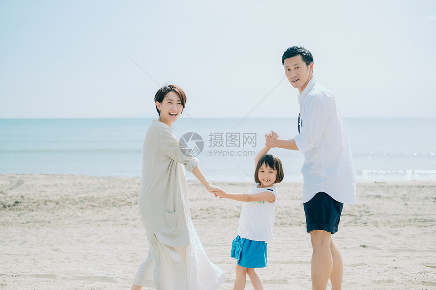 夏打碎男人们享受海水浴的家庭图片