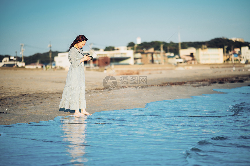 海滨晴朗打碎一个女人在海里图片