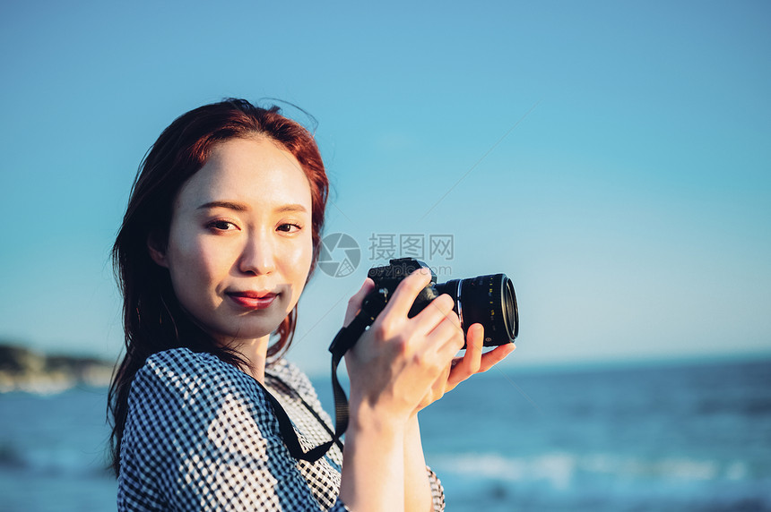 天连衣裙优良一个女人在海里图片