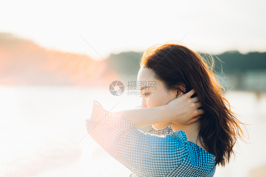 美女女海洋一个女人在海里图片