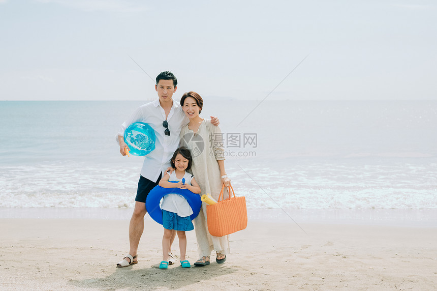 户外女儿少女享受海水浴的家庭图片