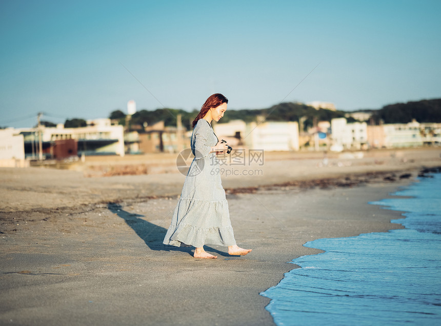 海岸旅行者壮年一个女人在海里图片