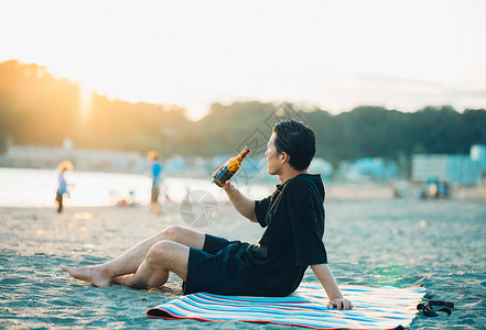 三十几岁休闲用布单饮料海中的人背景图片
