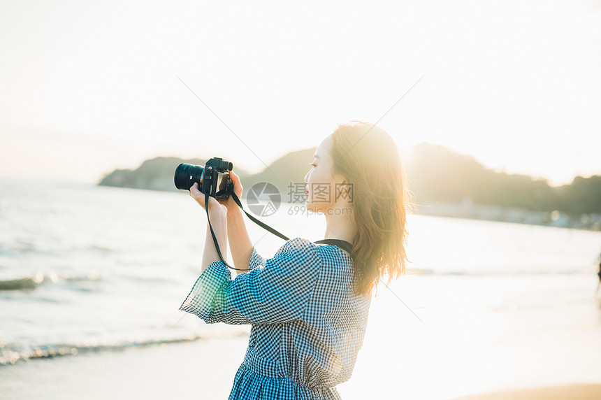 夏天海事的上半身一个女人在海里图片