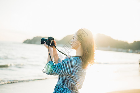 夏天海事的上半身一个女人在海里图片