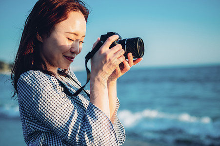 海岸海滩女生一个女人在海里图片