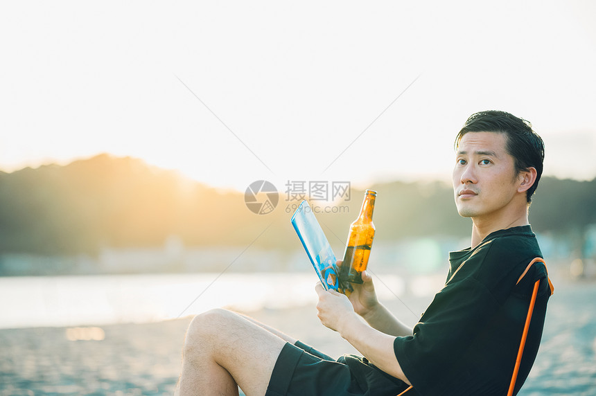 亚洲旅行者海滩海中的人图片