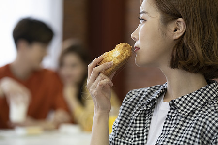 年轻女人吃面包图片