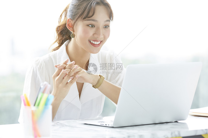 幸福流行坚固少妇书桌工作场面图片