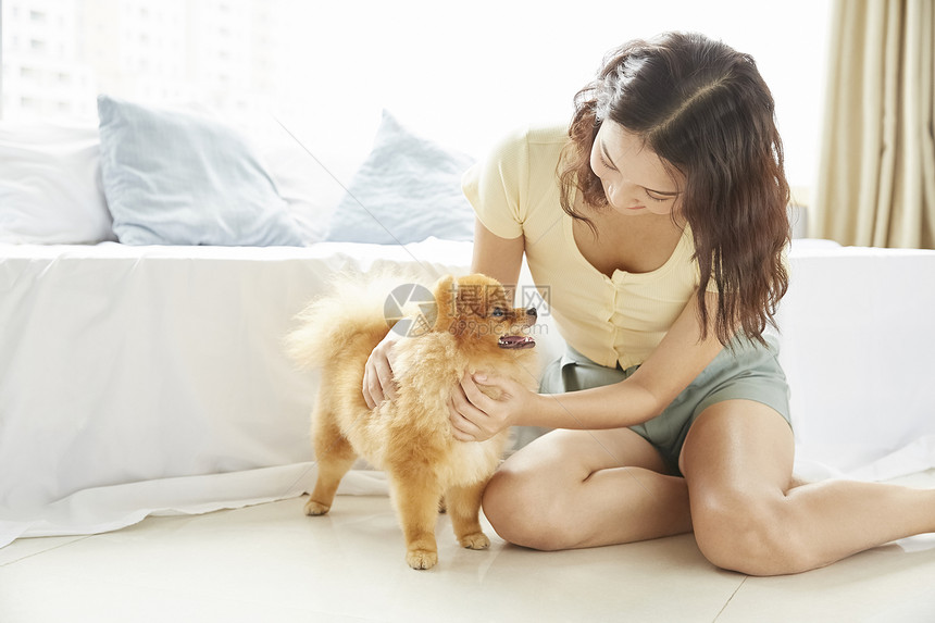 人物可爱亚洲人和小狗一起生活的年轻女子图片