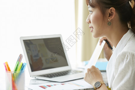 调查外形笔记本电脑少妇书桌工作场面图片