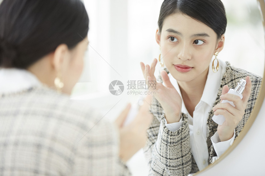 漂亮女人照着镜子梳妆打扮图片