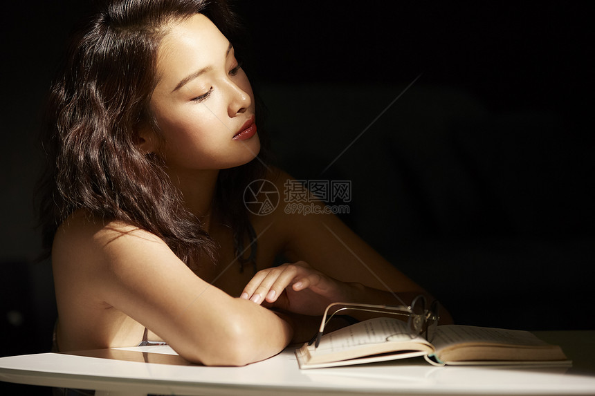 书孤独亚洲人放松的女人和光的对比图片