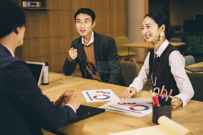 深夜在公司加班开会的都市白领图片