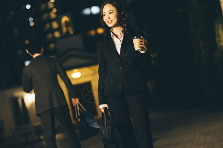 职员三十几岁带走在下班回家的路上的女商人图片