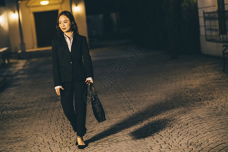 下班回家的路上的商务女性图片