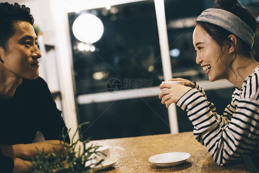 咖啡店惬意休息的青年男女图片