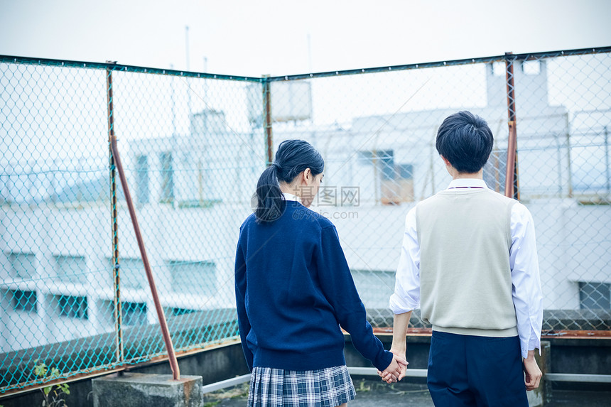 天台上的高中男生女生牵手图片