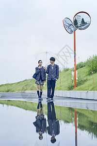 上下学路上的高中男生女生一起撑伞高清图片