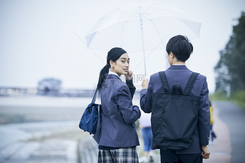 上下学路上的高中男生女生一起撑伞图片