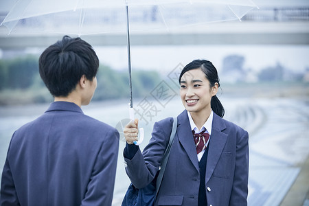 上下学路上的高中男生女生一起撑伞高清图片