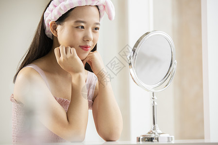 年轻女性照化妆镜子微笑图片