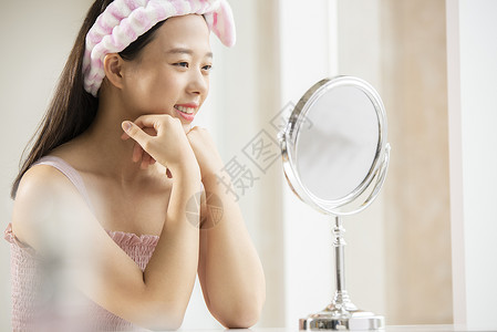 年轻女性照化妆镜子微笑图片