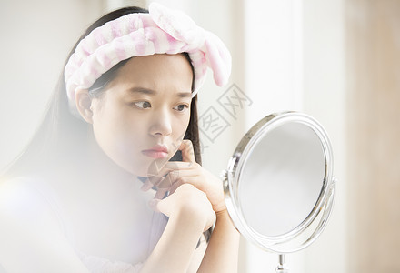 年轻女性照化妆镜子图片