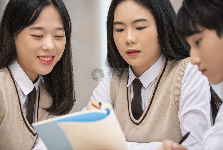 高中女学生一起讨论学习图片