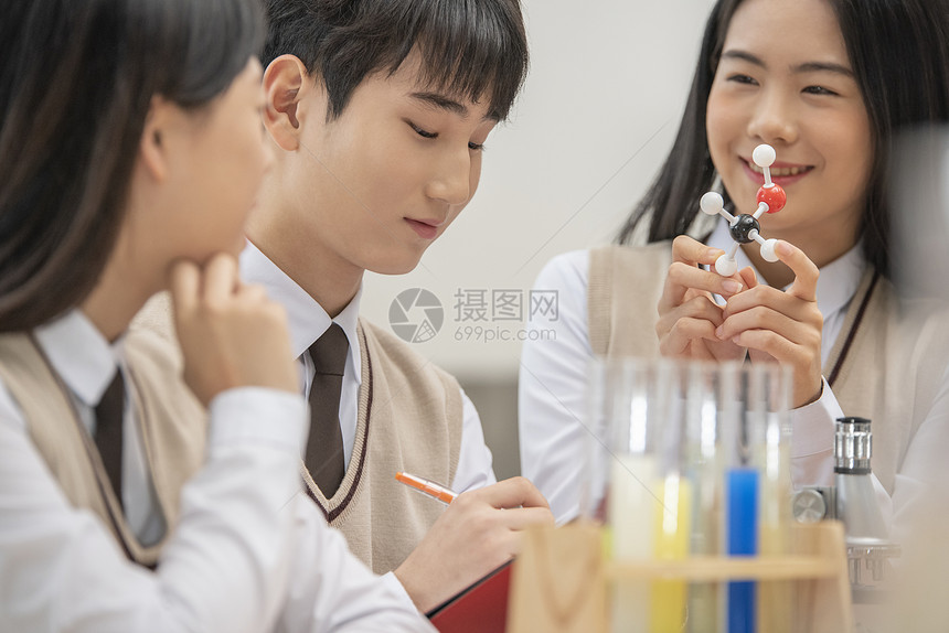 高中学生认真学习科学实验图片