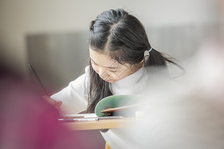 认真学习的小女孩图片