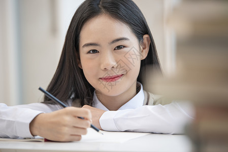 高中女学生在课桌上写作业图片