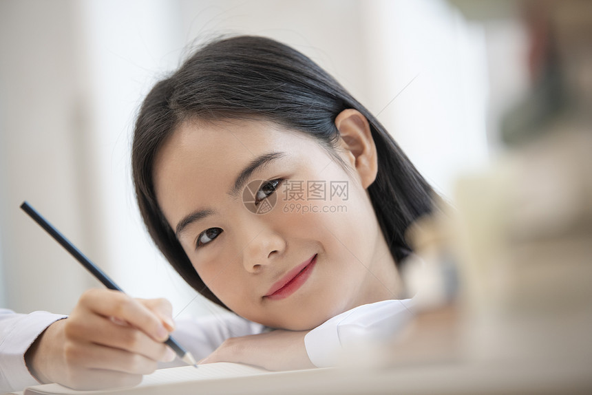 高中女学生在课桌上写作业图片