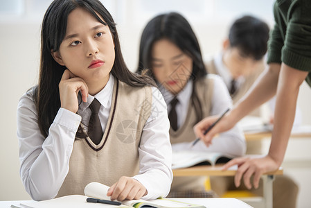 高中女学生在课堂上沉思图片